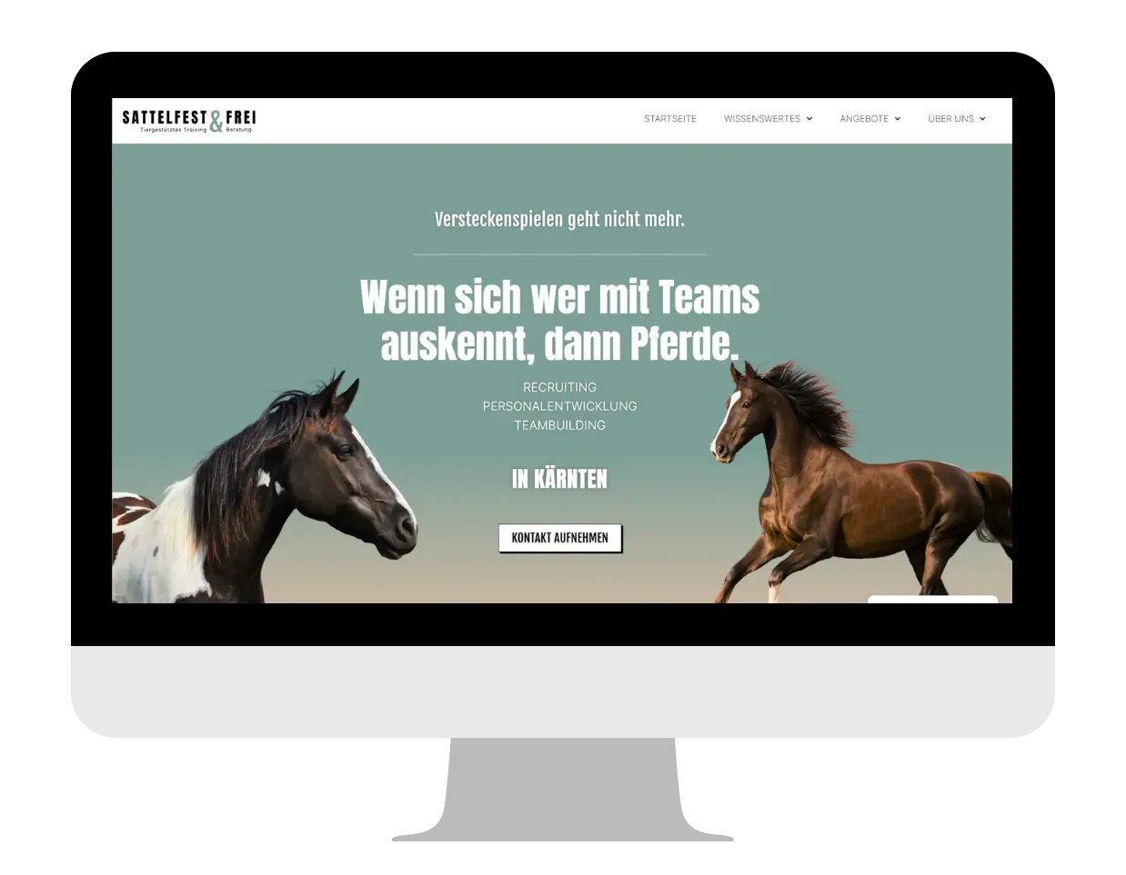 Man sieht einen modernen Computerbldschirm mit einer Referenz Website. Die Website ist von Sattelfest und frei. Pferdegestützdem Coaching.