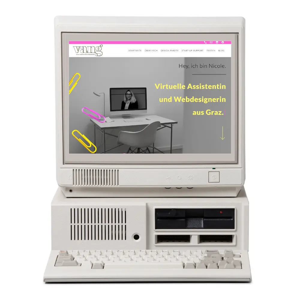 Man sieht einen sehr alten Computer 70er oder 80er und auf dem Bildschirm eine Webdesign Referenz von web dir was. Eine Website für eine virtuelle Assistentin