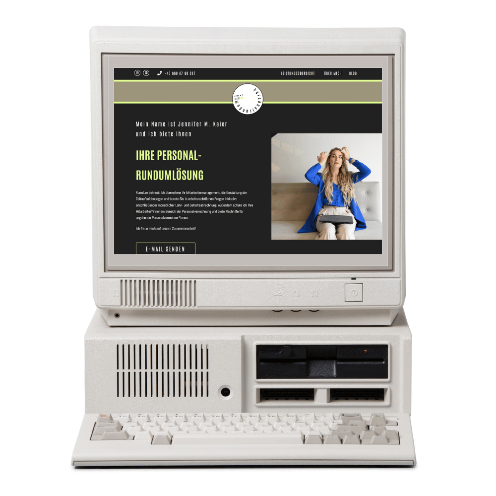 Man sieht einen sehr alten Computer 70er oder 80er und auf dem Bildschirm eine Webdesign Referenz von web dir was. Eine Website für eine Personalverrechnerin.
