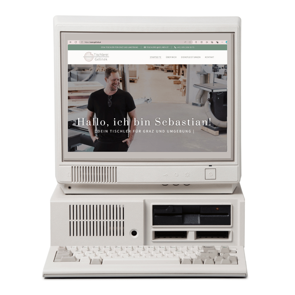Man sieht einen sehr alten Computer 70er oder 80er und auf dem Bildschirm eine Webdesign Referenz von web dir was 