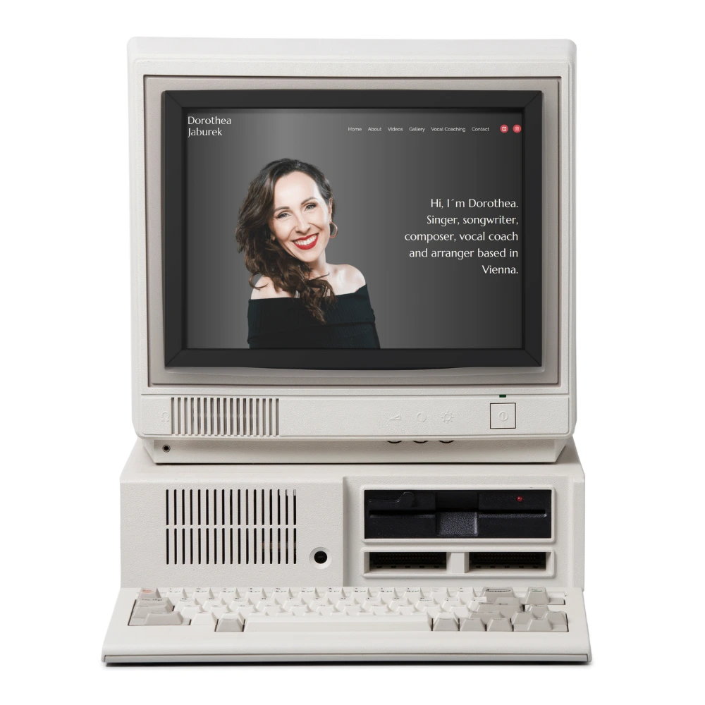 Foto von Retro PC. Man sieht die Website von Dorothea Jaburek