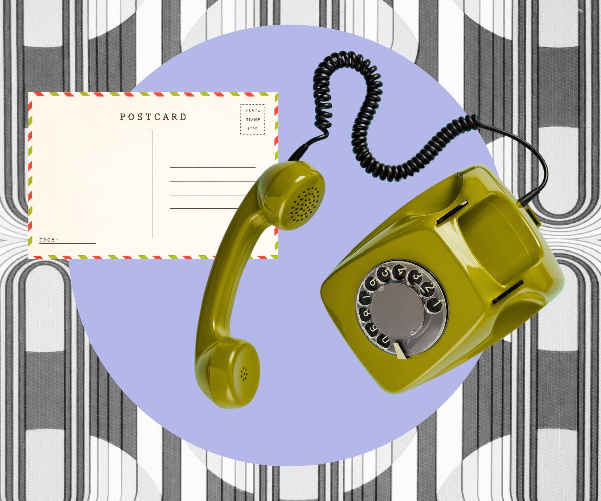 Eine Collage. Ein Retro-Telfon, eine Retro Tapete und eine Postkarte.